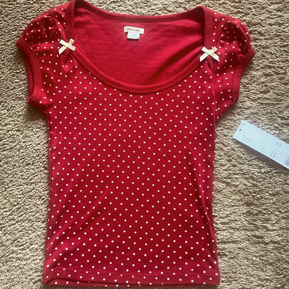 Never worn, got for a photo shoot. Didn’t use. Not retirnsble:;